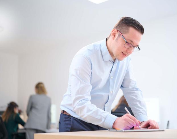 Werknemer van Movan aan het schrijven op een tablet