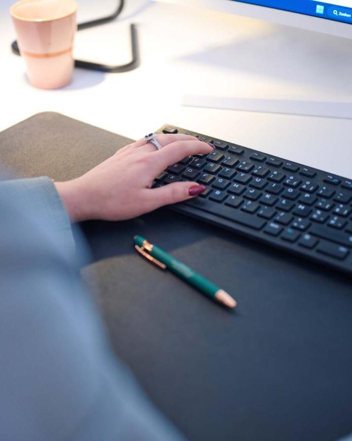 Werkneemster van Movan Werkneemster van Movan aan de computer