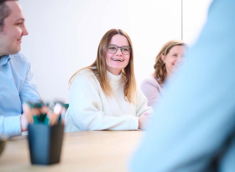 Werknemers van Movan in vergadering Werknemers van Movan in vergadering aan tafel
